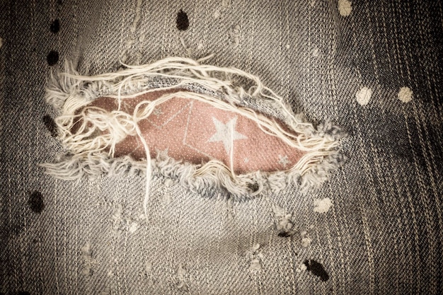 haftowany emblemat na lnianej tkaninie