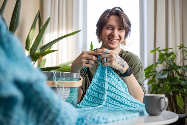 zadowolony klient trzymający haft